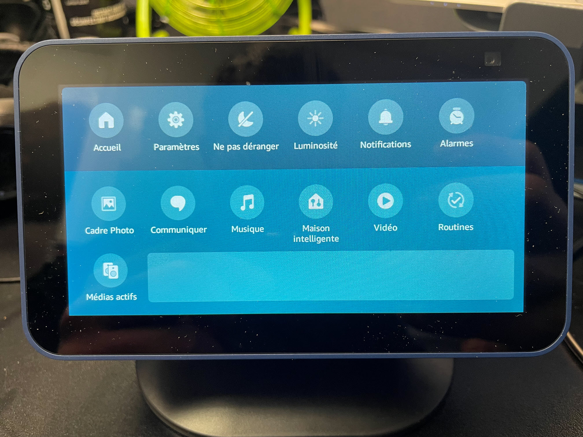 Echo Show 5 missing "buttons" (features) on the display